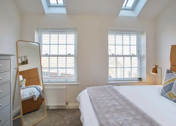 Host & - Lemonade Arch *